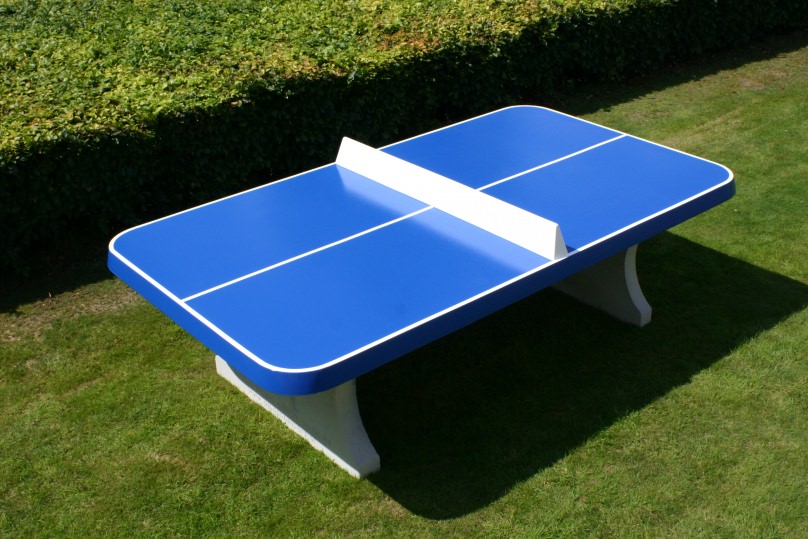 Blauwe betonnen pingpongtafel met afgeronde hoek