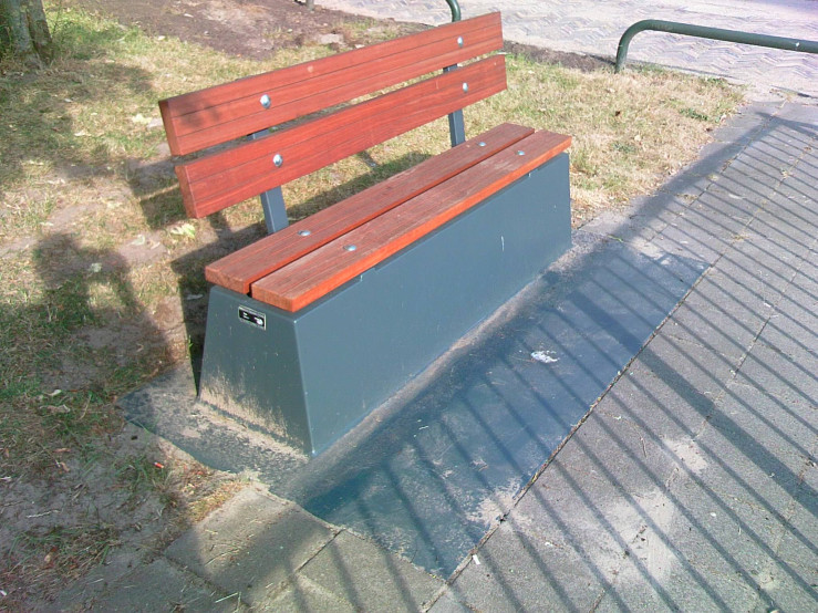 Betonbænk med bundplade i Antracit