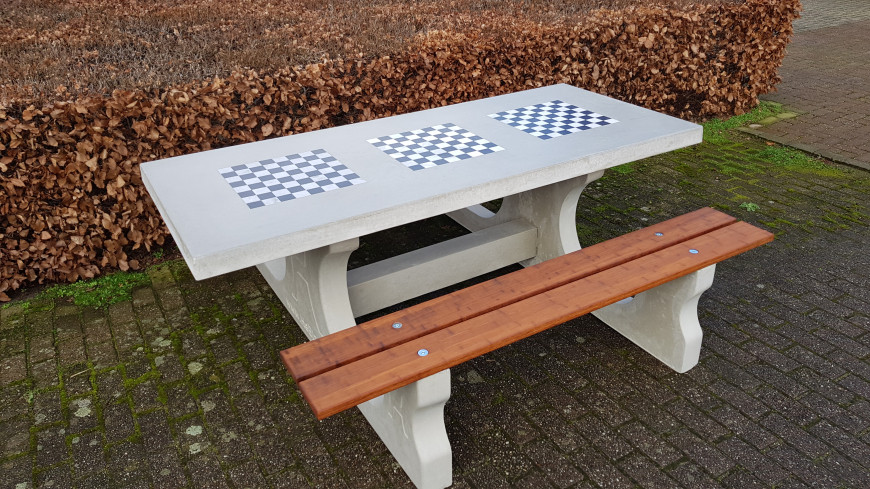 Spillebord i naturbeton med 3 skakbrætter