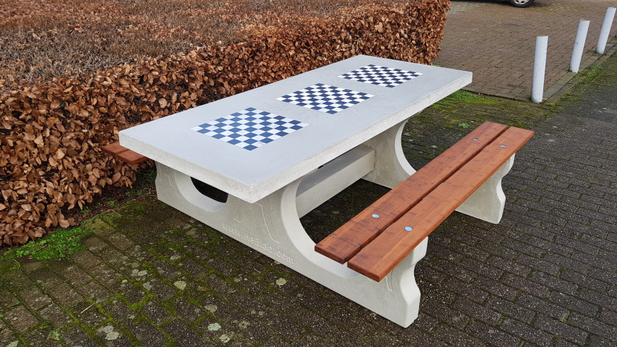Spillebord i naturbeton med 3 skakbrætter