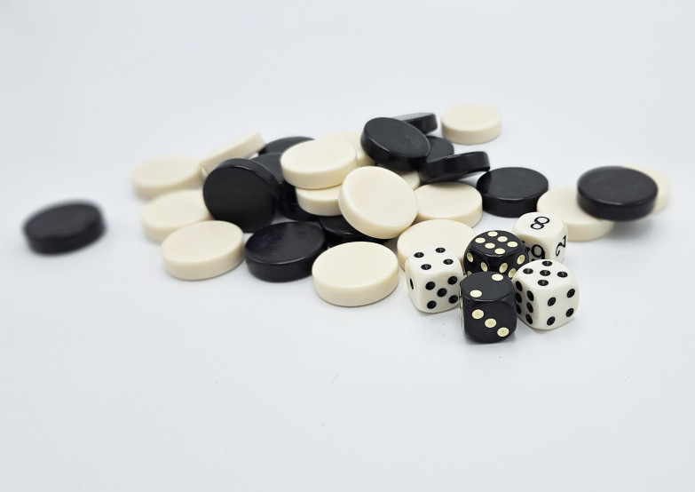 Backgammon sten og terninger