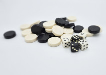 Backgammon sten og terninger