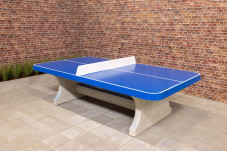 Blåt bordtennisbord i beton med afrundede hjørner og hvide linier