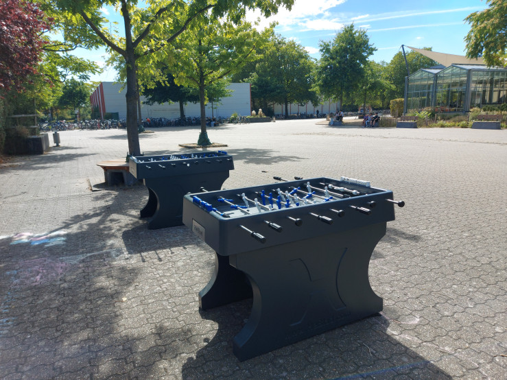 To bordfodboldborde i skolegården