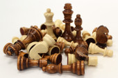 Sæt med 32 skakbrikker. 2 x 16 brikker i farverne hvid og brun.